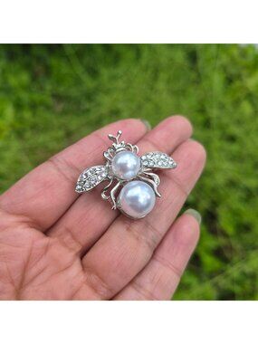 Bee-Shaped Rhinestone & Pearl Brooch - Elegant Silver-Tone Jewelry Animal Access